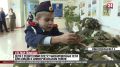 Дети с родителями плетут маскировочные сети для бойцов в Симферопольском районе