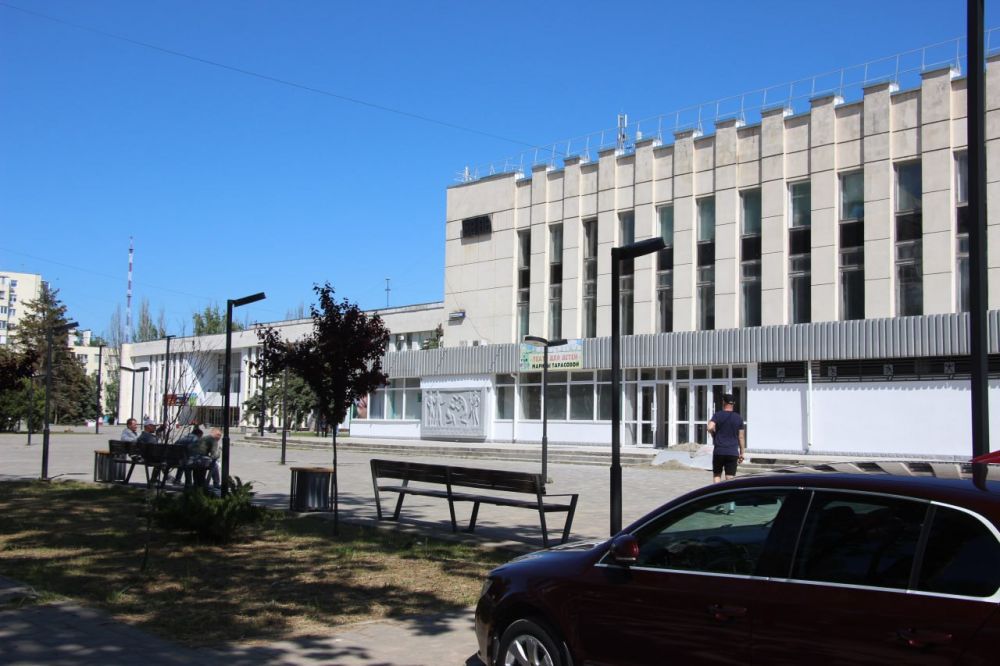 В Керчи продолжаются работы по капитальному ремонту Дворца спорта «Судостроитель». В Керчи продолжаются работы по капитальному ремонту Дворца спорта «Судостроитель».