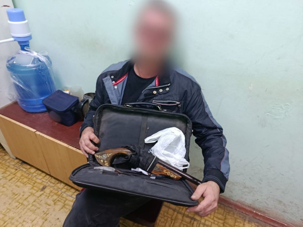 В Симферополе задержали мужчину с ружьём за разбой в офисе В Симферополе задержали мужчину с ружьём за разбой в офисе