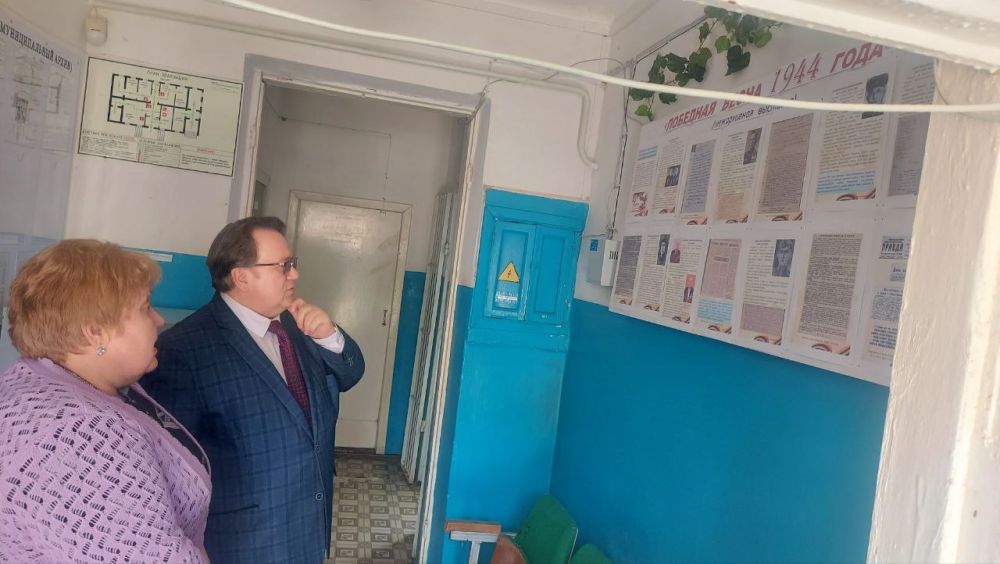 Олег Лобов провел рабочее совещание в администрации Красноперекопского района Олег Лобов провел рабочее совещание в администрации Красноперекопского района