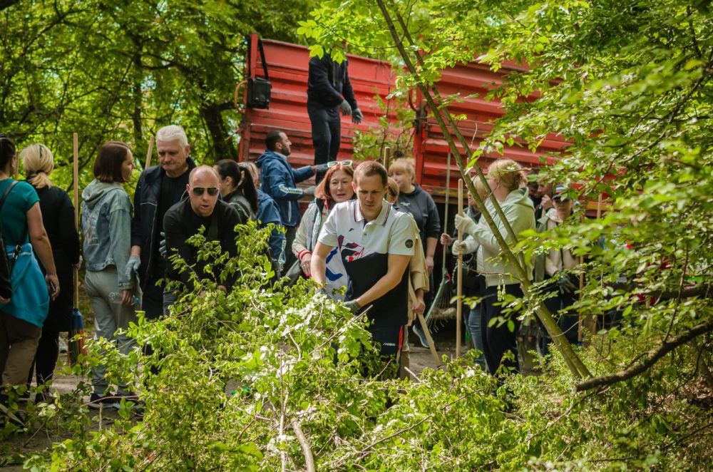 В Ялте более 450 человек привели в порядок Ливадийский парк В Ялте более 450 человек привели в порядок Ливадийский парк