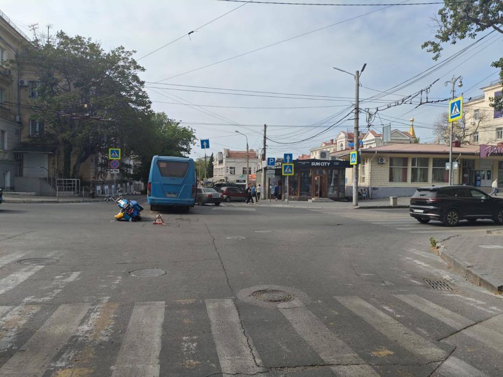В Севастополе мотоциклист пострадал после столкновения с автобусом В Севастополе мотоциклист пострадал после столкновения с автобусом