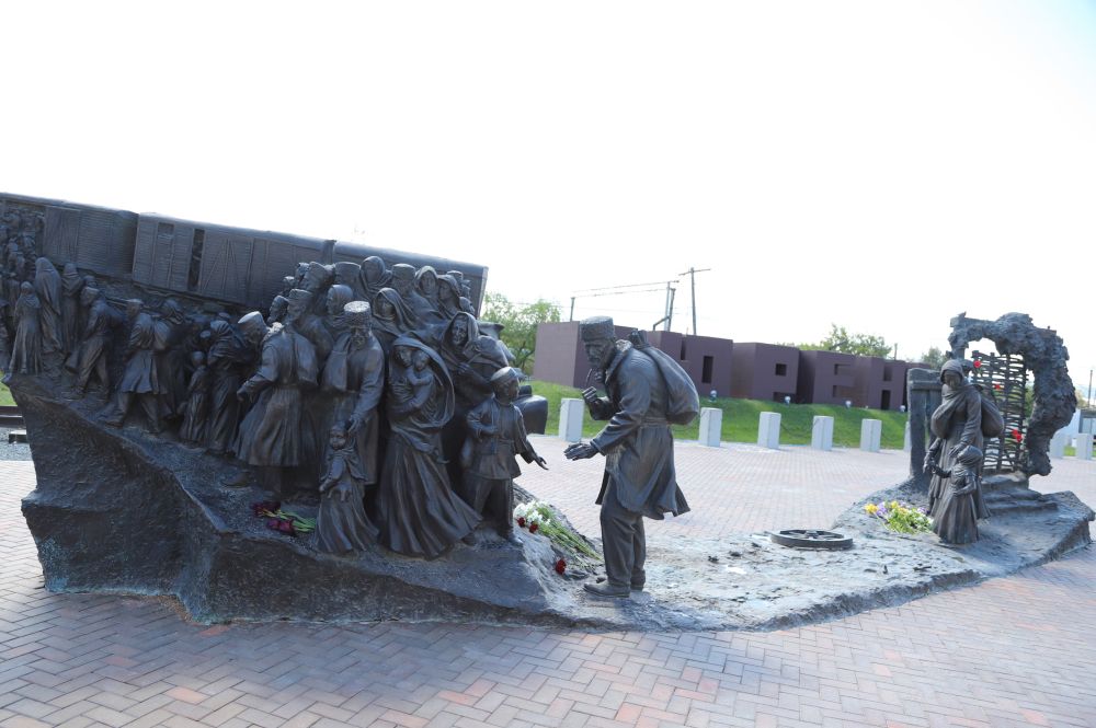 В День памяти жертв депортации народов Крыма руководители и жители Крыма возлагают цветы и венки на территории Мемориального комплекса жертвам депортации в п.Сирень В День памяти жертв депортации народов Крыма руководители и жители Крыма возлагают цветы и венки на территории Мемориального комплекса жертвам депортации в п.Сирень