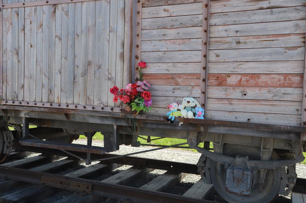 В День памяти жертв депортации народов Крыма руководители и жители Крыма возлагают цветы и венки на территории Мемориального комплекса жертвам депортации в п.Сирень В День памяти жертв депортации народов Крыма руководители и жители Крыма возлагают цветы и венки на территории Мемориального комплекса жертвам депортации в п.Сирень