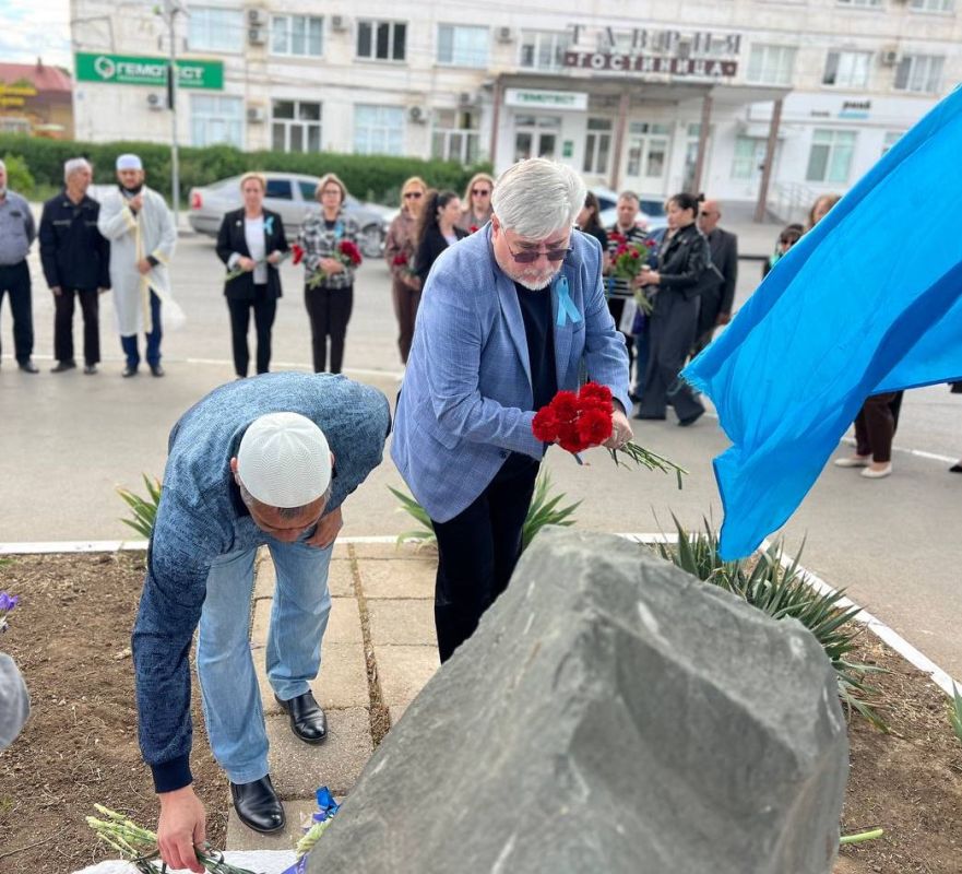 В Джанкое возложили цветы к памятному знаку жертв депортации В Джанкое возложили цветы к памятному знаку жертв депортации