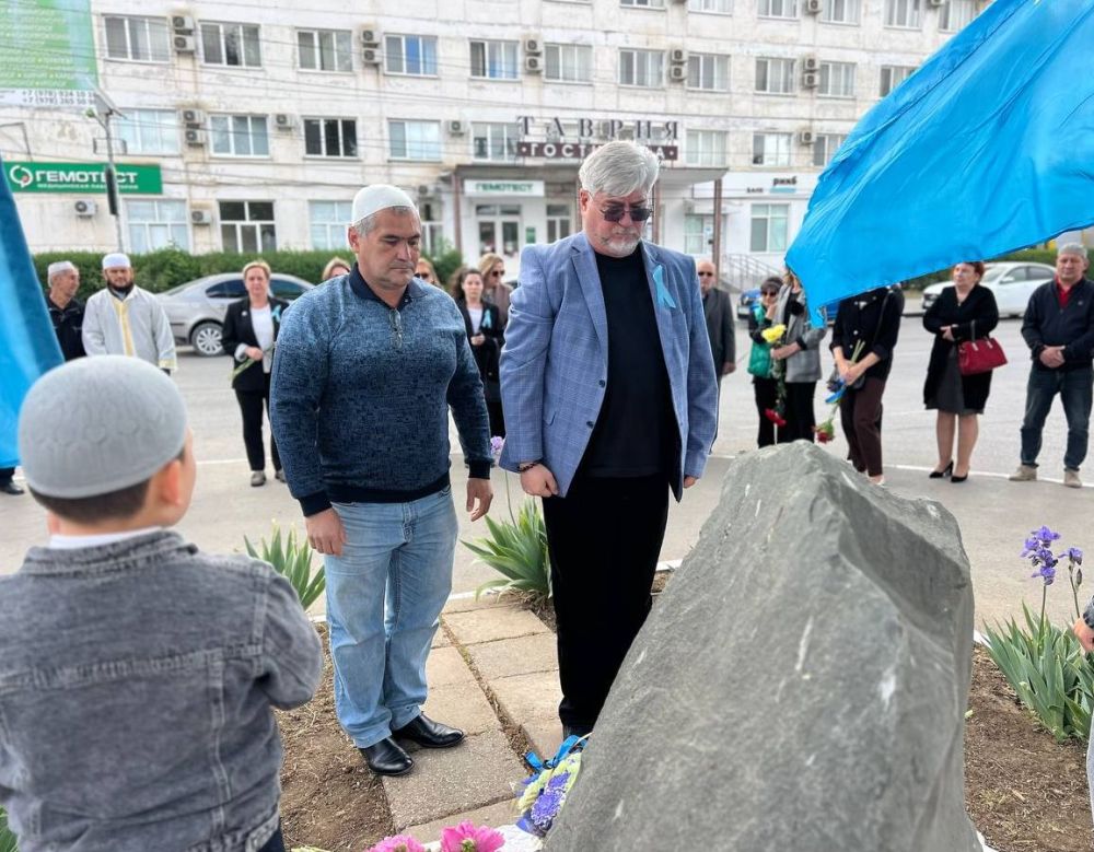 В Джанкое возложили цветы к памятному знаку жертв депортации В Джанкое возложили цветы к памятному знаку жертв депортации