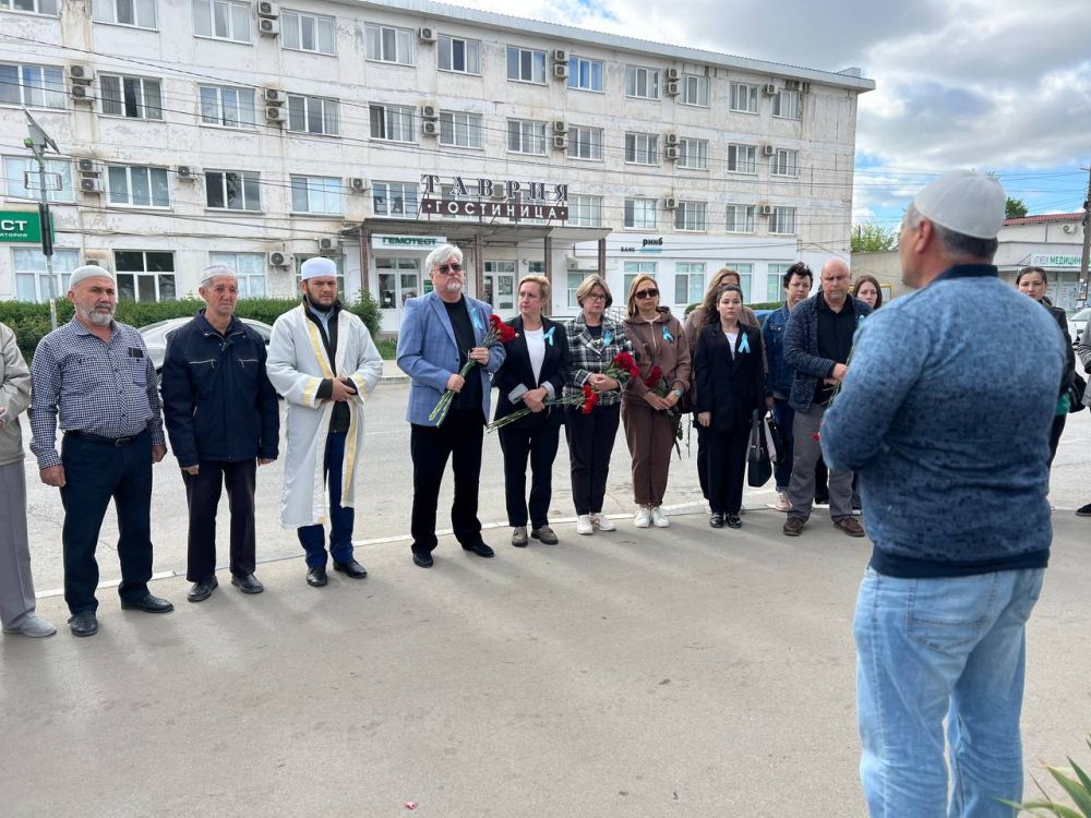 В Джанкое возложили цветы к памятному знаку жертв депортации В Джанкое возложили цветы к памятному знаку жертв депортации