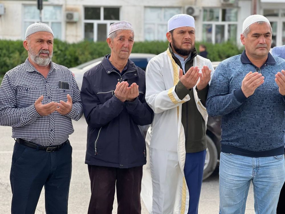 В Джанкое возложили цветы к памятному знаку жертв депортации В Джанкое возложили цветы к памятному знаку жертв депортации