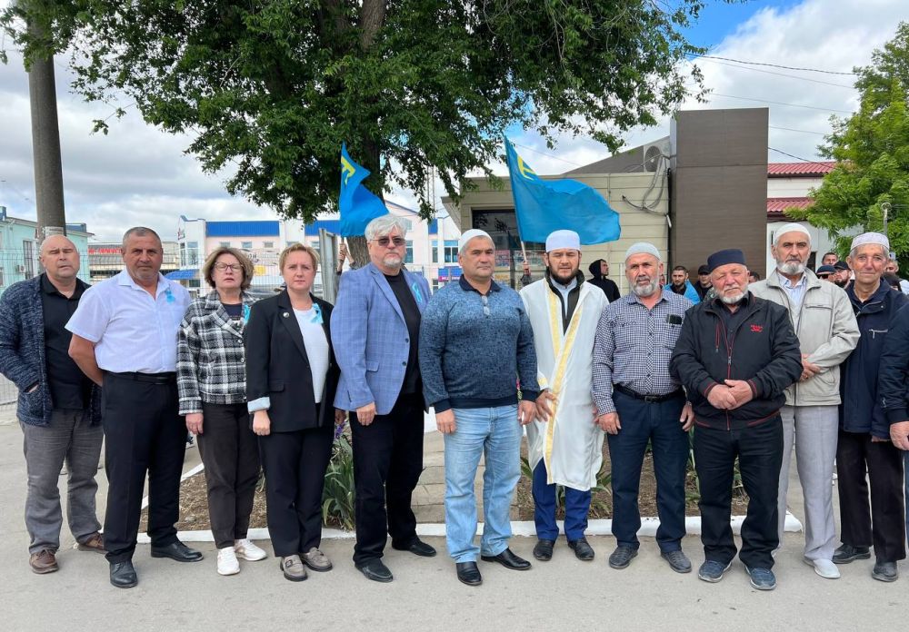 В Джанкое возложили цветы к памятному знаку жертв депортации В Джанкое возложили цветы к памятному знаку жертв депортации