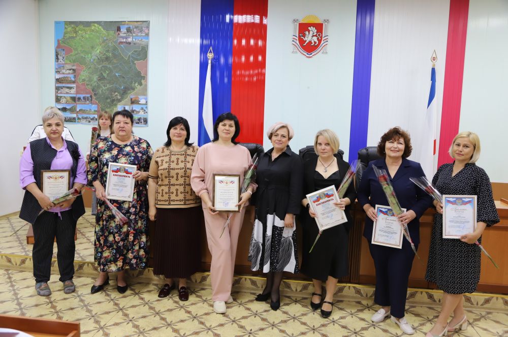 На аппаратном совещании награждены служащие и труженики Бахчисарайского района На аппаратном совещании награждены служащие и труженики Бахчисарайского района