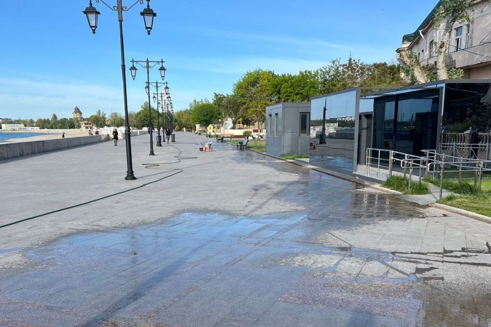 В Евпатории готовят набережную Терешковой к курортному сезону В Евпатории готовят набережную Терешковой к курортному сезону
