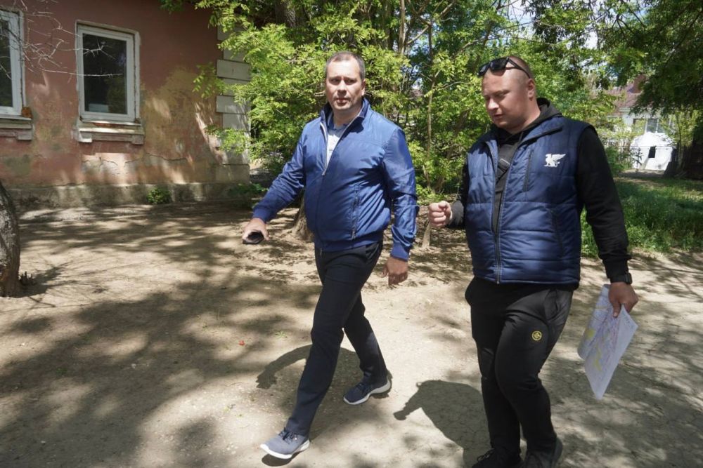 Олег Каторгин: Работы по уборке межквартальных пространств в Керчи продолжаются