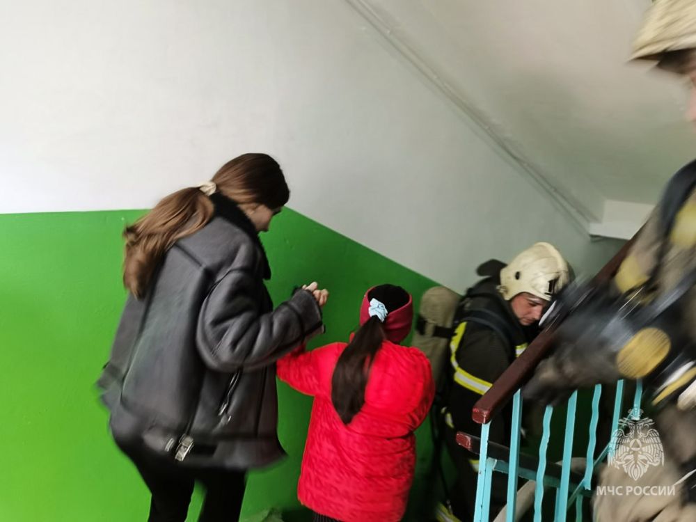 В Симферополе спасли двух жильцов из горящей квартиры В Симферополе спасли двух жильцов из горящей квартиры