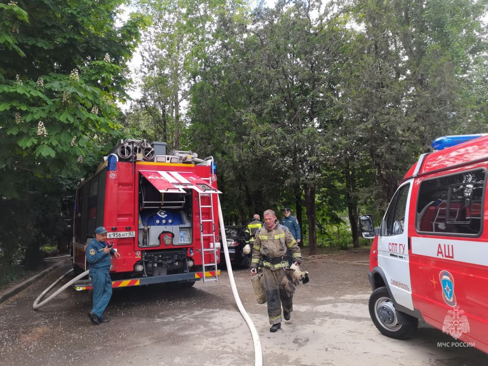 В Симферополе спасли двух жильцов из горящей квартиры В Симферополе спасли двух жильцов из горящей квартиры
