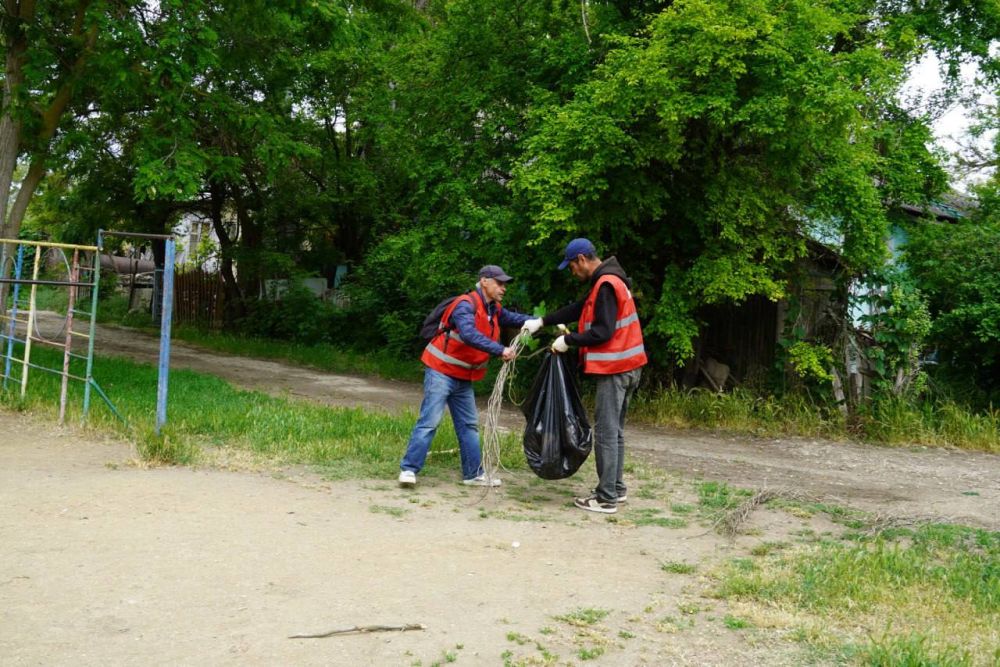 Олег Каторгин: Работы по уборке межквартальных пространств в Керчи продолжаются