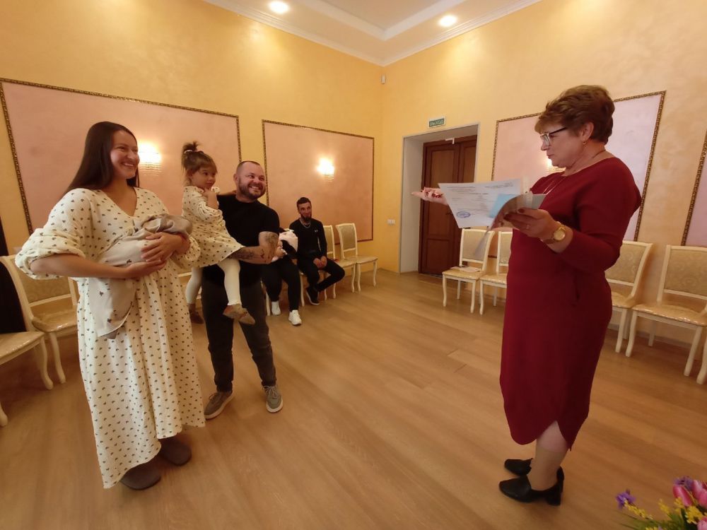 Алуштинский городской отдел ЗАГС провел торжественный обряд регистрации рождения под девизом: «Семья - это счастье, любовь и дети». 