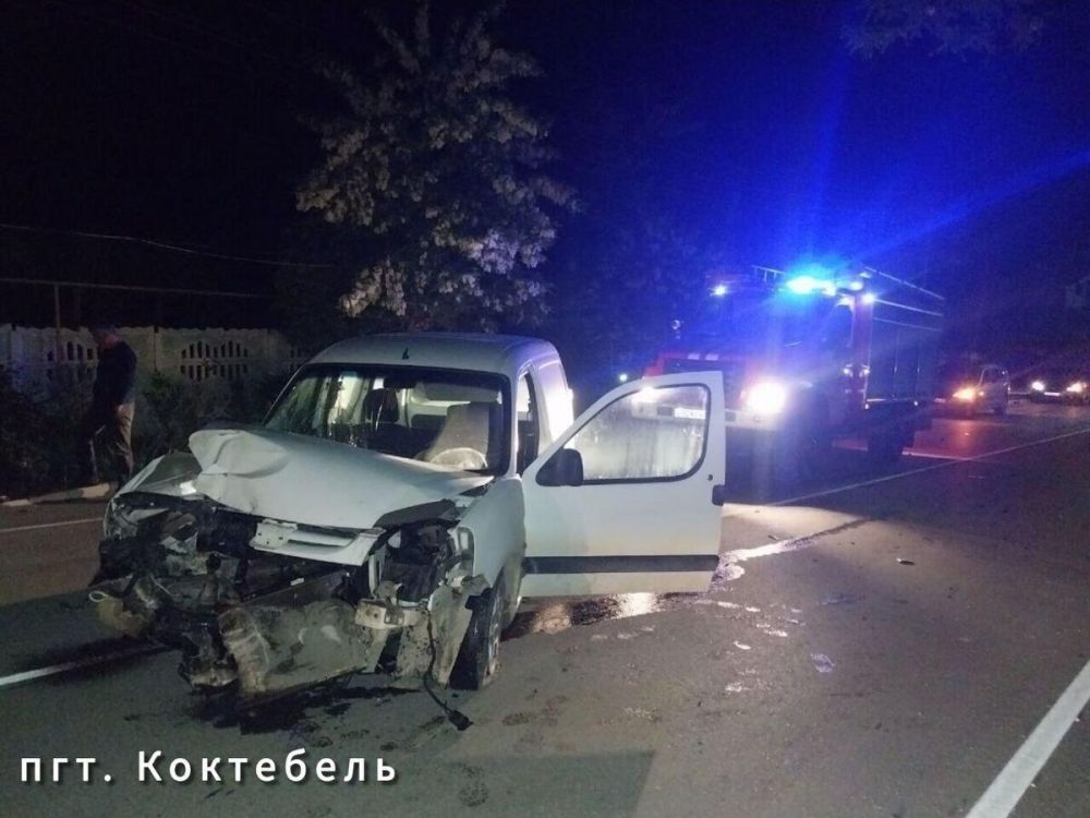 Врезались в дерево: в ночных ДТП в Крыму пострадали три человека