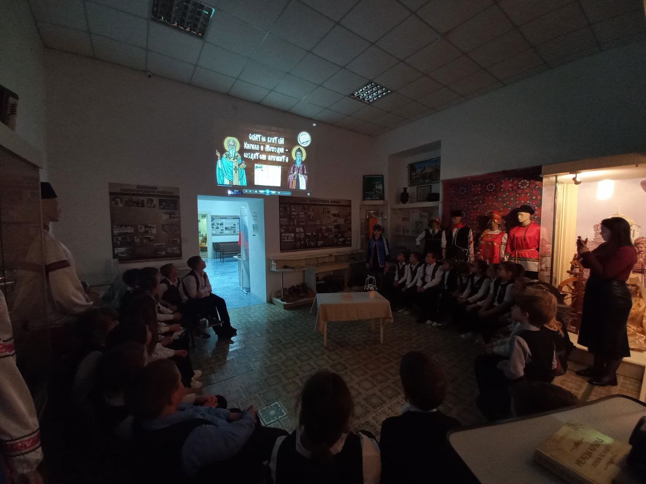 В Белогорском районном историко – краеведческом музее ко дню Славянской письменности прошло мероприятие: «Славянский мост через века», для учащихся 2 класса МБОУ «Гимназия №1 имени К. И. Щелкина» В Белогорском районном историко – краеведческом музее ко дню Славянской письменности прошло мероприятие: «Славянский мост через века», для учащихся 2 класса МБОУ «Гимназия №1 имени К. И. Щелкина»
