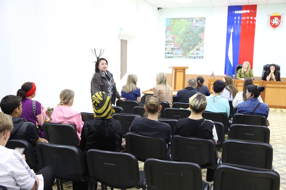 В администрации Бахчисарайского района, под руководством заместителя главы Олеси Гуляевой, состоялось родительское собрание по вопросу занятости несовершеннолетних В администрации Бахчисарайского района, под руководством заместителя главы Олеси Гуляевой, состоялось родительское собрание по вопросу занятости несовершеннолетних