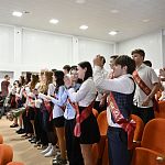 Для школьников Крыма прозвенел последний звонок Для школьников Крыма прозвенел последний звонок