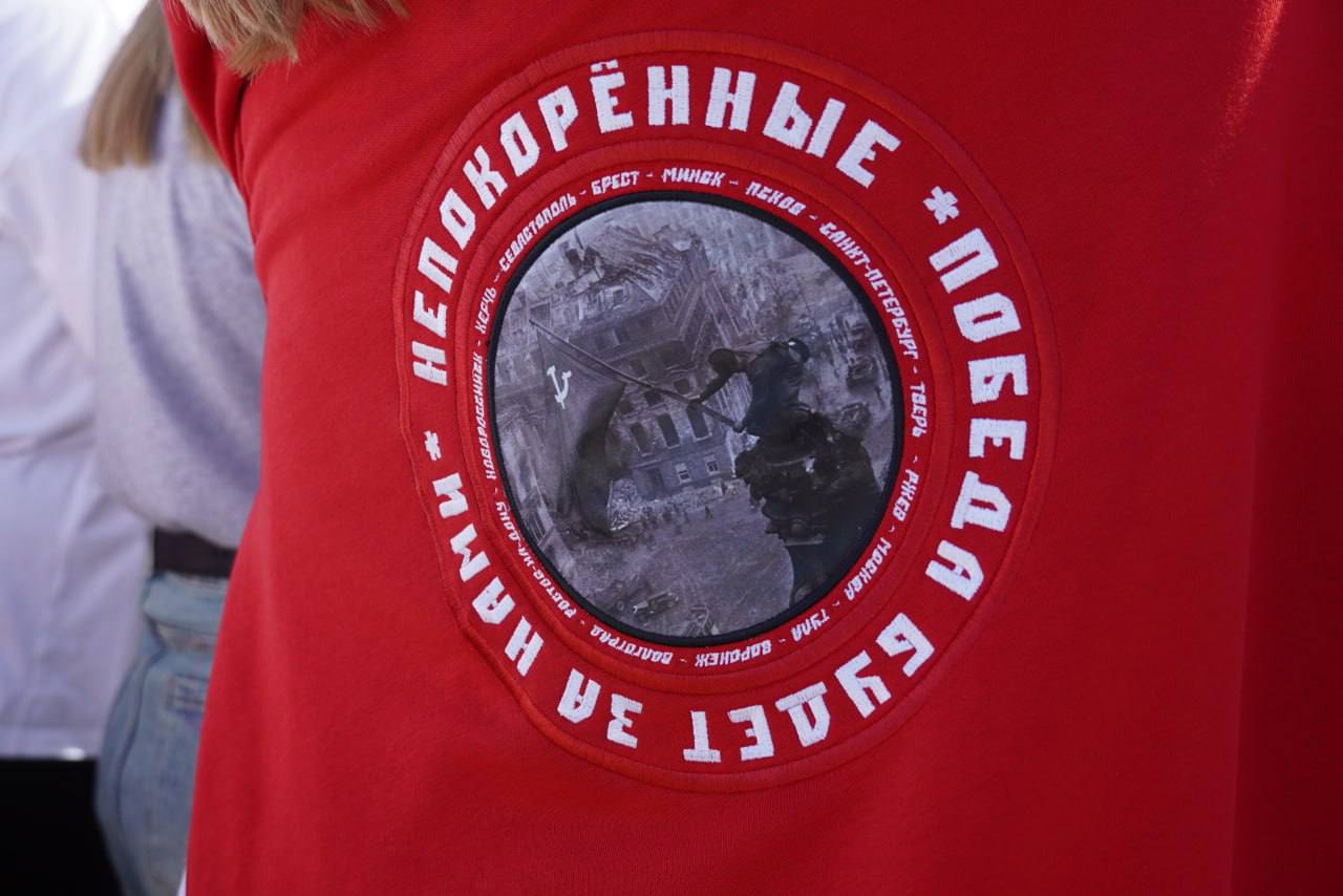 На горе Митридат в Керчи развернули огромное Знамя Победы в честь погибших героев Великой Отечественной войны На горе Митридат в Керчи развернули огромное Знамя Победы в честь погибших героев Великой Отечественной войны