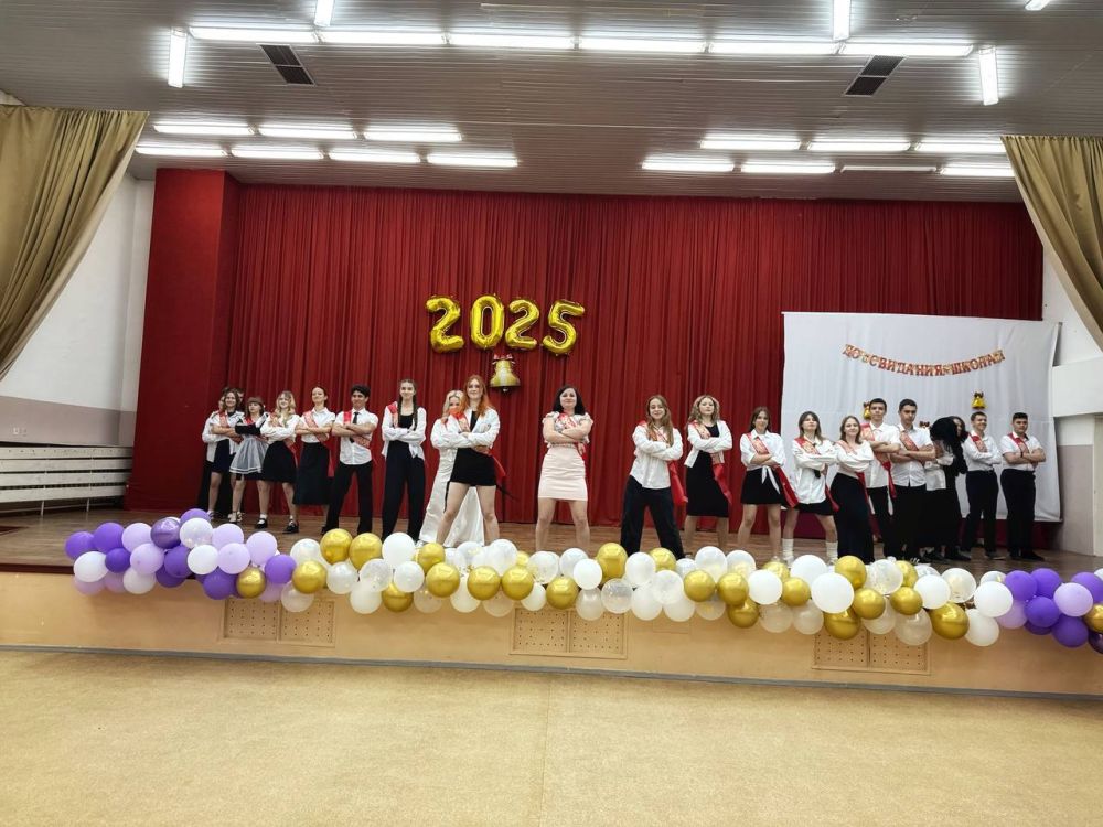 Последний звонок в Черноморской средней школе №3 им. Ф. Пудовкина прозвучал для 79 девятиклассников