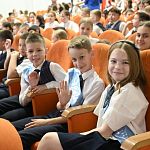 Для школьников Крыма прозвенел последний звонок Для школьников Крыма прозвенел последний звонок