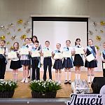 Для школьников Крыма прозвенел последний звонок Для школьников Крыма прозвенел последний звонок