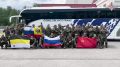 Минобороны России показало кадры с новой группой российских военных, вернувшихся домой из украинского плена