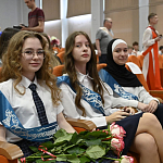 Для школьников Крыма прозвенел последний звонок Для школьников Крыма прозвенел последний звонок