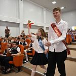 Для школьников Крыма прозвенел последний звонок Для школьников Крыма прозвенел последний звонок