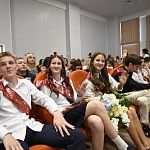 Для школьников Крыма прозвенел последний звонок Для школьников Крыма прозвенел последний звонок