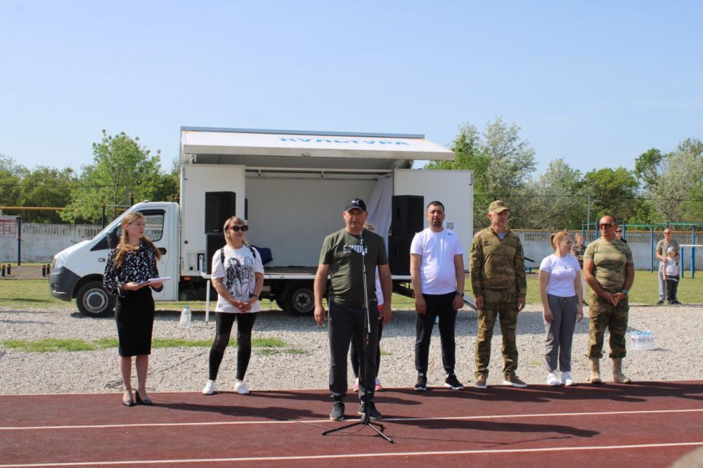 Ольга Торубарова провела традиционную утреннюю зарядку на стадионе им. Ю.А. Балашова в пгт Ленино Ольга Торубарова провела традиционную утреннюю зарядку на стадионе им. Ю.А. Балашова в пгт Ленино