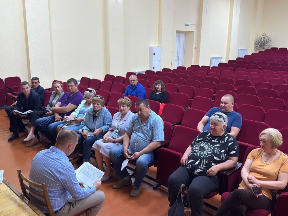 Глава администрации района Антон Кравец провёл встречу со старшими многоквартирных домов в с.Жемчужина Глава администрации района Антон Кравец провёл встречу со старшими многоквартирных домов в с.Жемчужина