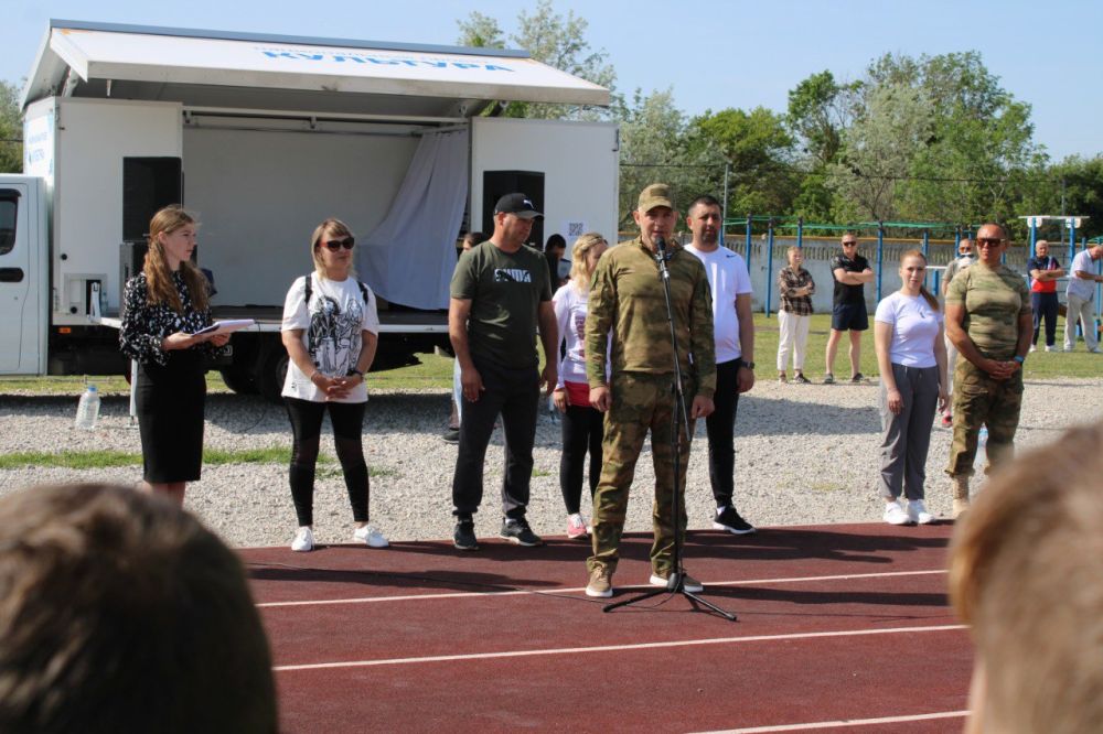 Ольга Торубарова провела традиционную утреннюю зарядку на стадионе им. Ю.А. Балашова в пгт Ленино Ольга Торубарова провела традиционную утреннюю зарядку на стадионе им. Ю.А. Балашова в пгт Ленино