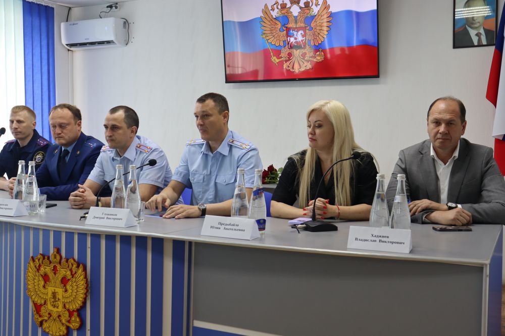 Заместитель министра МВД по РК- начальник следственного управления полковник юстиции Глушанков Дмитрий Викторович представил начальника Межмуниципального отдела МВД РФ "Сакский"- Владислав Хаджиев Заместитель министра МВД по РК- начальник следственного управления полковник юстиции Глушанков Дмитрий Викторович представил начальника Межмуниципального отдела МВД РФ "Сакский"- Владислав Хаджиев