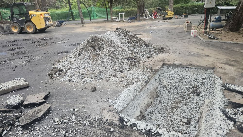 В Алуште активно ведётся благоустройство общественных территорий и детских игровых зон отдыха В Алуште активно ведётся благоустройство общественных территорий и детских игровых зон отдыха