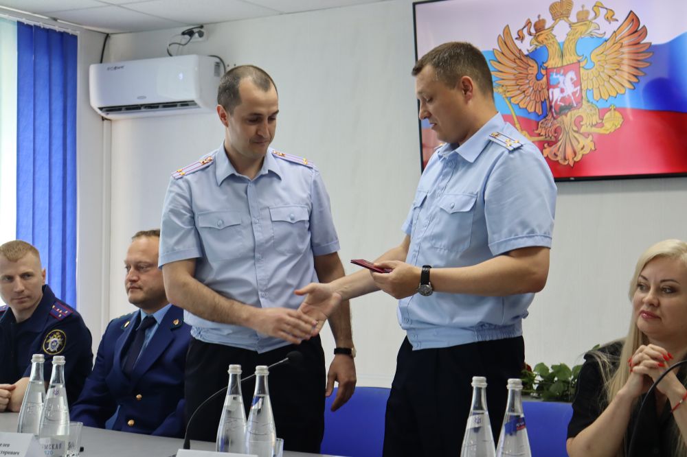 Заместитель министра МВД по РК- начальник следственного управления полковник юстиции Глушанков Дмитрий Викторович представил начальника Межмуниципального отдела МВД РФ "Сакский"- Владислав Хаджиев Заместитель министра МВД по РК- начальник следственного управления полковник юстиции Глушанков Дмитрий Викторович представил начальника Межмуниципального отдела МВД РФ "Сакский"- Владислав Хаджиев