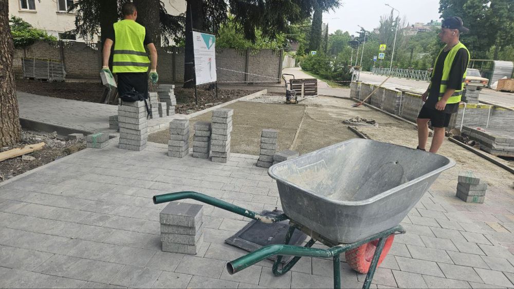 В Алуште активно ведётся благоустройство общественных территорий и детских игровых зон отдыха В Алуште активно ведётся благоустройство общественных территорий и детских игровых зон отдыха