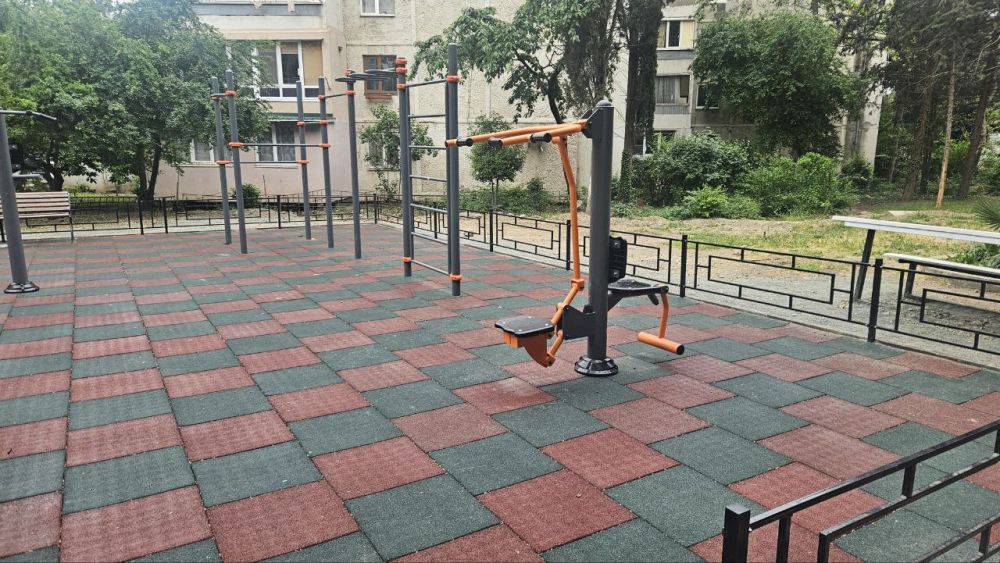 В Алуште активно ведётся благоустройство общественных территорий и детских игровых зон отдыха В Алуште активно ведётся благоустройство общественных территорий и детских игровых зон отдыха