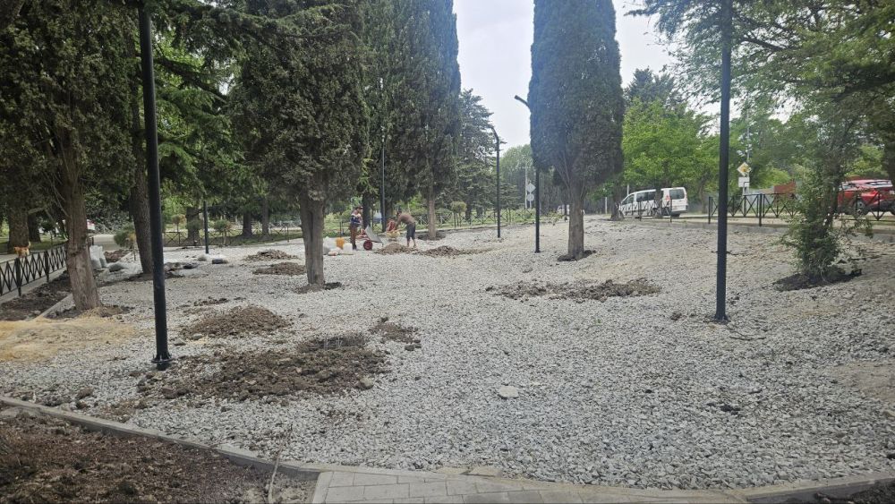 В Алуште активно ведётся благоустройство общественных территорий и детских игровых зон отдыха В Алуште активно ведётся благоустройство общественных территорий и детских игровых зон отдыха