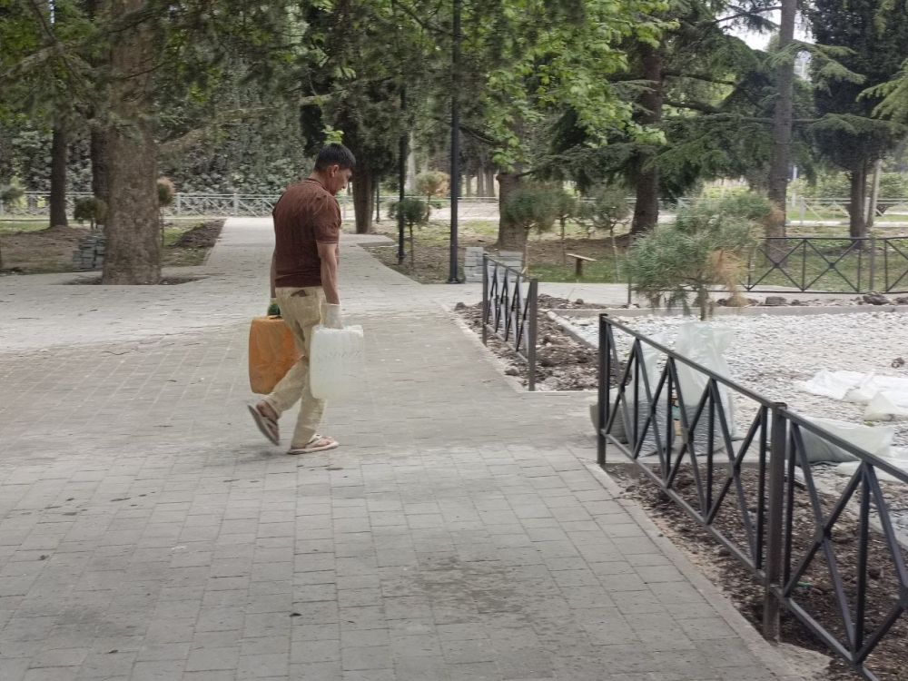 В Алуште активно ведётся благоустройство общественных территорий и детских игровых зон отдыха В Алуште активно ведётся благоустройство общественных территорий и детских игровых зон отдыха