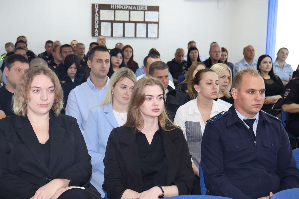 Заместитель министра МВД по РК- начальник следственного управления полковник юстиции Глушанков Дмитрий Викторович представил начальника Межмуниципального отдела МВД РФ "Сакский"- Владислав Хаджиев Заместитель министра МВД по РК- начальник следственного управления полковник юстиции Глушанков Дмитрий Викторович представил начальника Межмуниципального отдела МВД РФ "Сакский"- Владислав Хаджиев