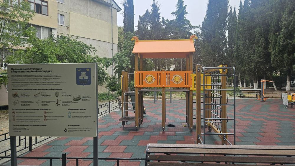 В Алуште активно ведётся благоустройство общественных территорий и детских игровых зон отдыха В Алуште активно ведётся благоустройство общественных территорий и детских игровых зон отдыха