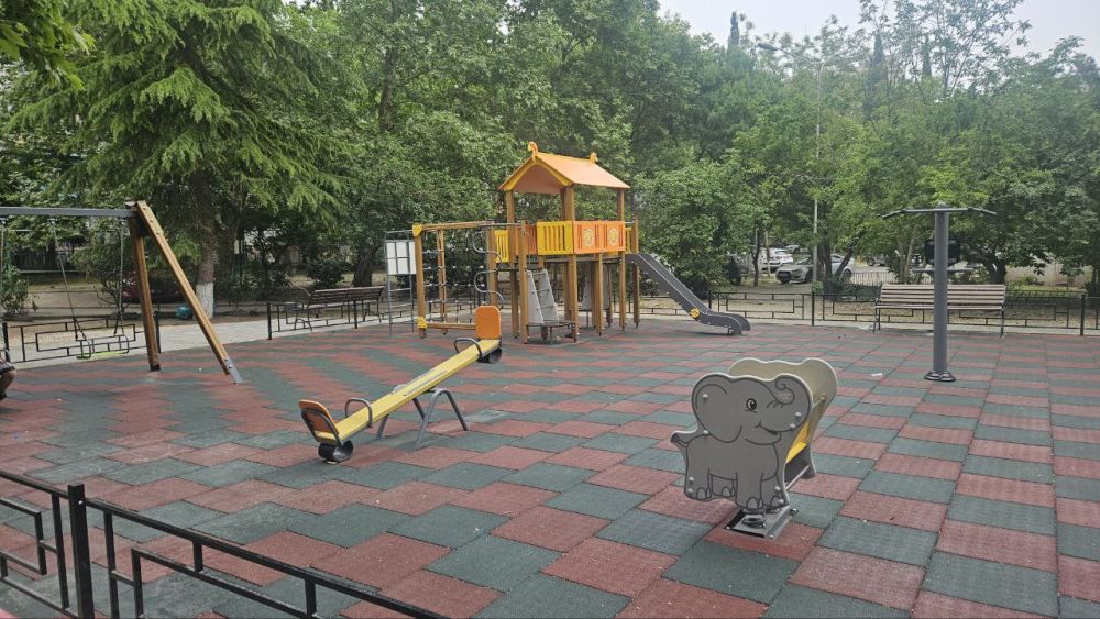 В Алуште активно ведётся благоустройство общественных территорий и детских игровых зон отдыха В Алуште активно ведётся благоустройство общественных территорий и детских игровых зон отдыха