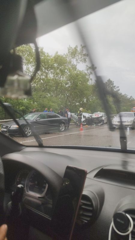 В Ялте на спуске в посёлок Ливадия столкнулись две легковушки