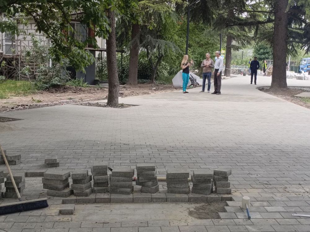 В Алуште активно ведётся благоустройство общественных территорий и детских игровых зон отдыха В Алуште активно ведётся благоустройство общественных территорий и детских игровых зон отдыха