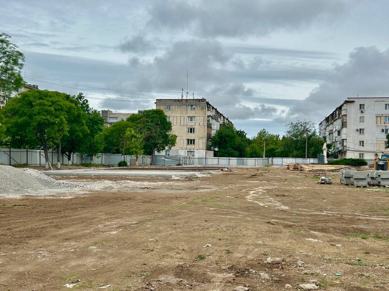 В Евпатории продолжается благоустраивают сквер памяти погибших в результате взрыва жилого дома В Евпатории продолжается благоустраивают сквер памяти погибших в результате взрыва жилого дома