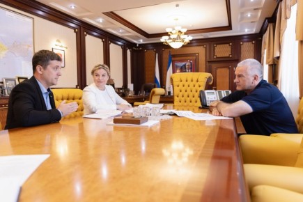 Аксёнов пообещал привлечь к ответственности подрядчика, сорвавшего строительство спорткомплекса в селе Перово