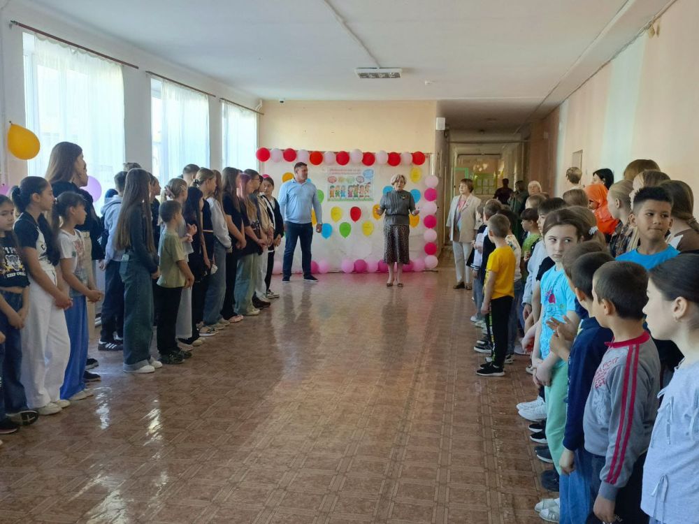 Ольга Урайкина: Сегодня совместно с главой администрации Плодовского сельского поселения Иваном Шевченко приняла участие в линейке, посвящённой открытию Лагеря дневного пребывания &quot;Семицветик на базе МБОУ &quot;Плодовская СОШ им....